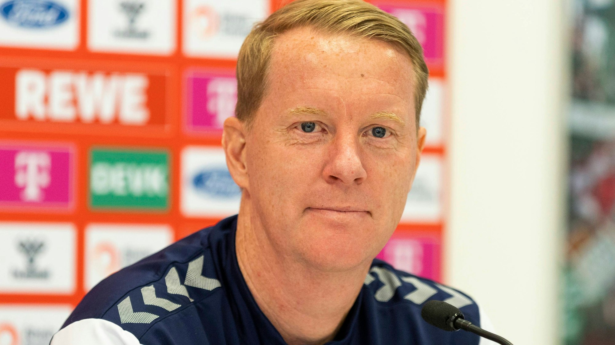 Kölns Trainer Timo Schultz auf der Pressekonferenz des 1. FC Köln vor dem Spiel beim FSV Mainz.