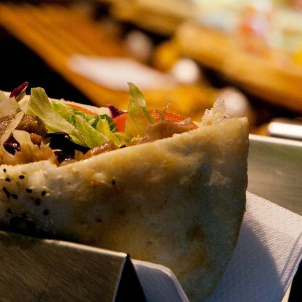 Döner gehört zum beliebtesten Fast-Food in Deutschland überhaupt. Ein Antrag bei der EU-Kommission könnte aber künftig den „Billig-Döner“ verbieten, da Zubereitung und Zutaten geregelt werden sollen. (Symbolbild)