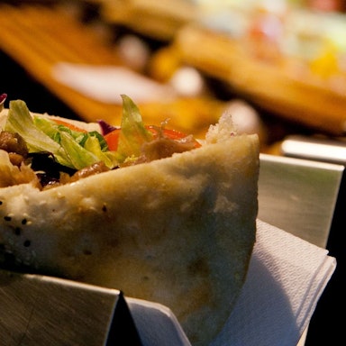 Döner gehört zum beliebtesten Fast-Food in Deutschland überhaupt. Ein Antrag bei der EU-Kommission könnte aber künftig den „Billig-Döner“ verbieten, da Zubereitung und Zutaten geregelt werden sollen. (Symbolbild)