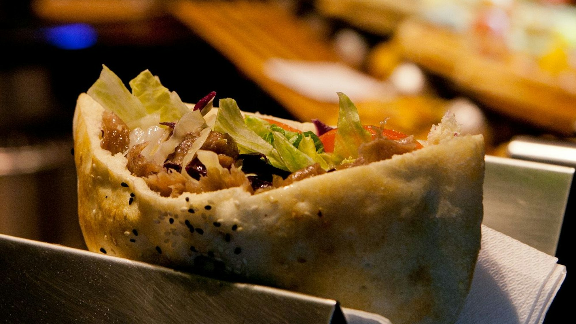 Döner gehört zum beliebtesten Fast-Food in Deutschland überhaupt. Ein Antrag bei der EU-Kommission könnte aber künftig den „Billig-Döner“ verbieten, da Zubereitung und Zutaten geregelt werden sollen. (Symbolbild)