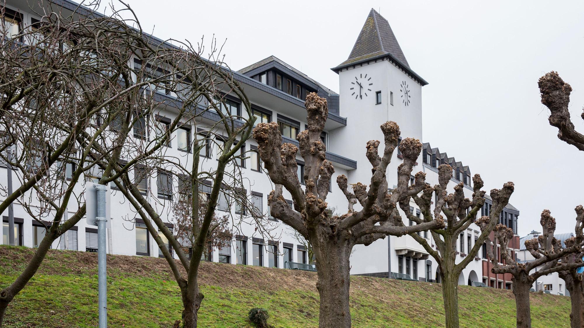 Das Foto zeigt das Bezirksrathaus in Köln-Porz.