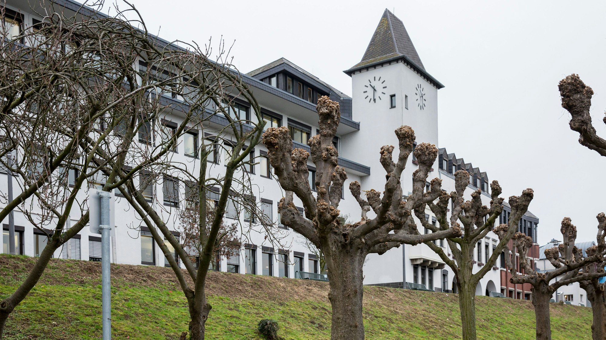 Das Foto zeigt das Bezirksrathaus in Köln-Porz.