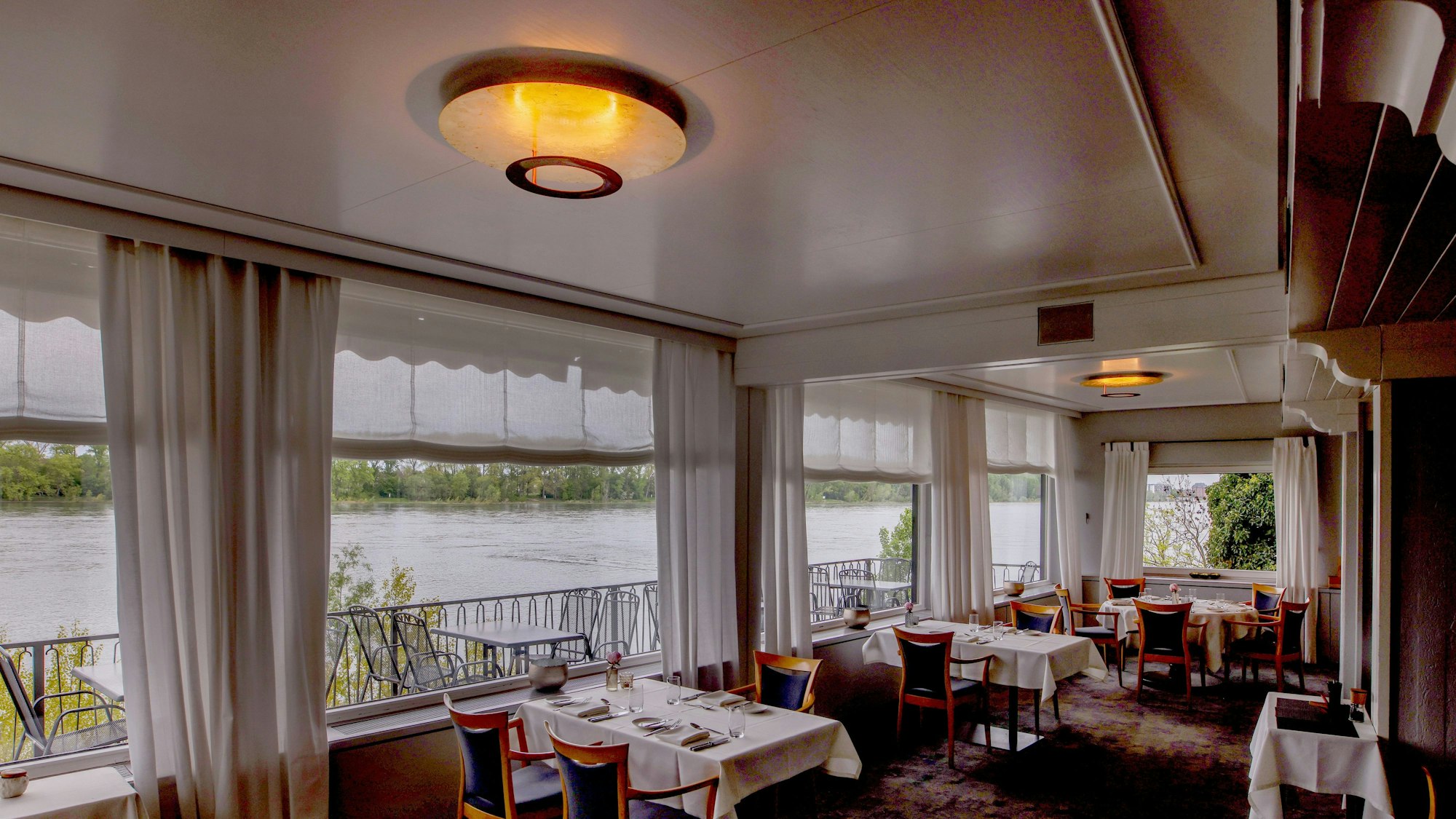 Das Restaurant Zur Tant in Porz-Langel in Köln mit Blick auf den Rhein.