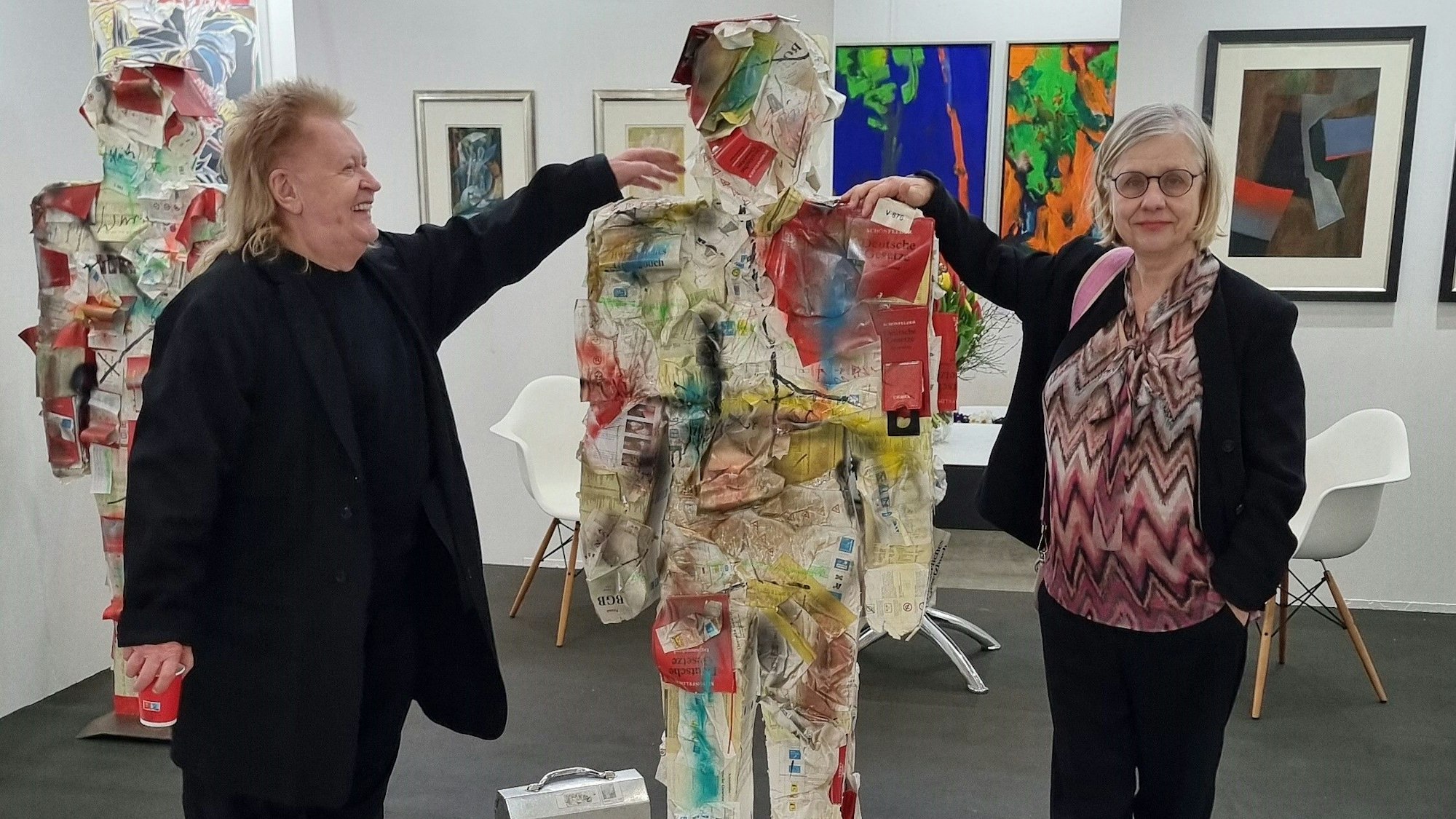 Der Künstler HA Schult neben der Skulptur The Justice Man und Barbara Dauner-Lieb, Professorin an der Uni Köln und Präsidentin des Verfassungsgerichtshofes für das Land NRW