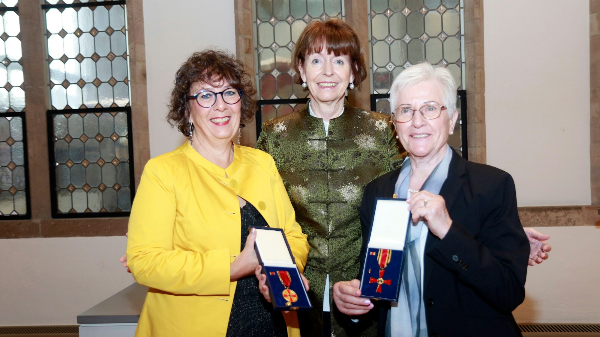 Oberbürgermeisterin Henriette Reker verleiht die Verdienstorden der Bundesrepublik Deutschland an Judith Grümmer-Kehrer und Ursula Wolf.