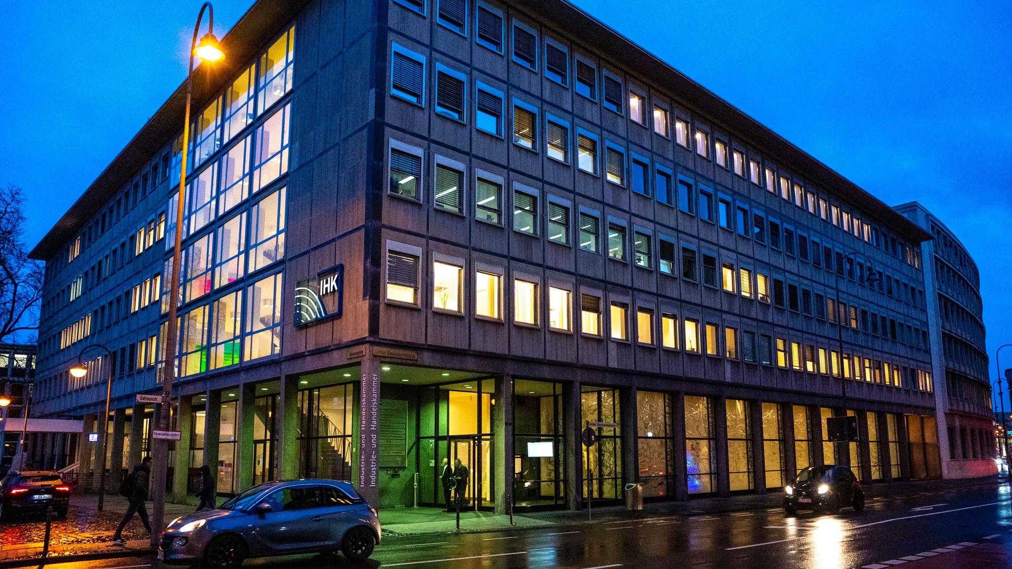 Das Gebäude der Industrie- und Handelskammer IHK zu Köln in der Dämmerung