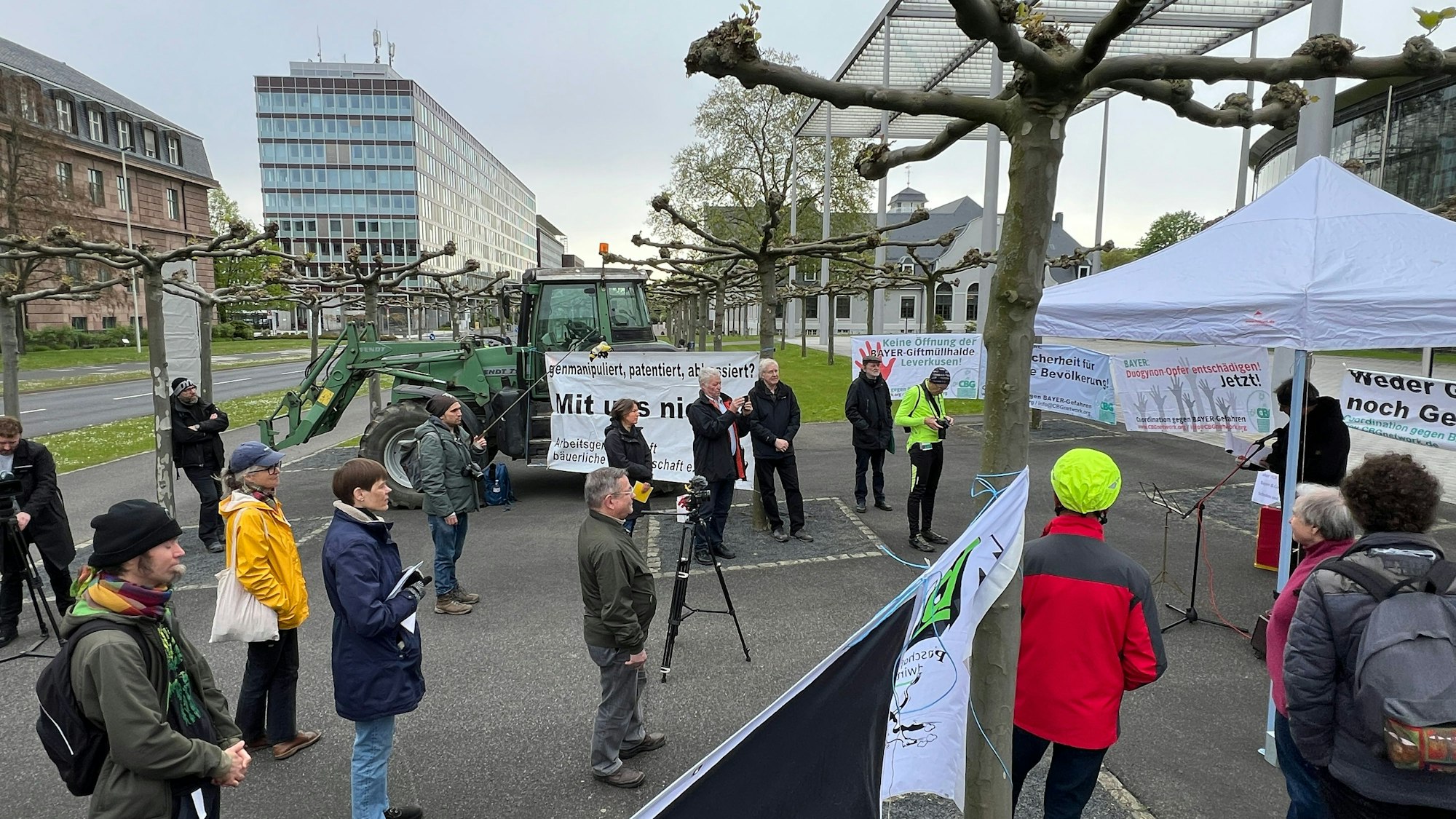 Protestierende vor Bayers Konzernzentrale bei der Hauptversammlung 2024