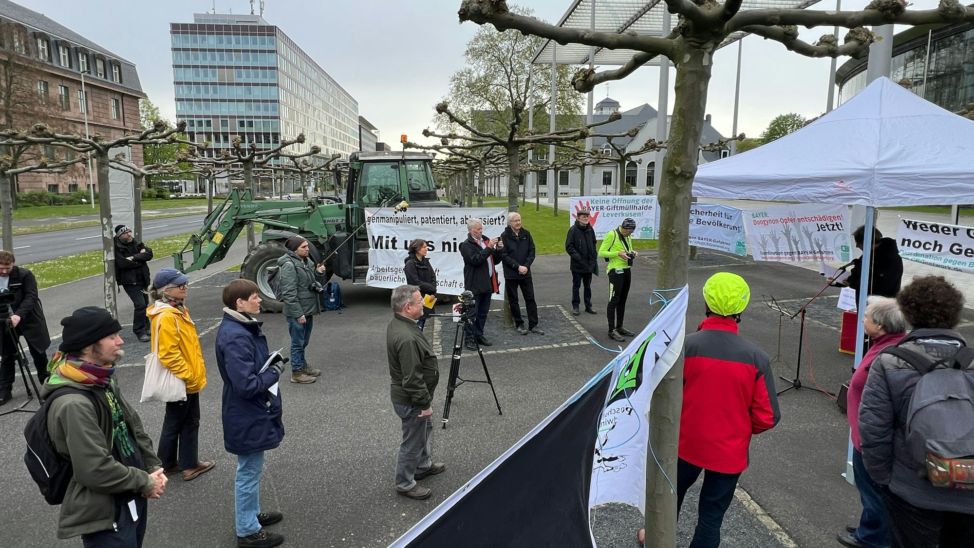 Blick auf den Platz vor der Bayer-Konzernzentrale mit Protestierenden