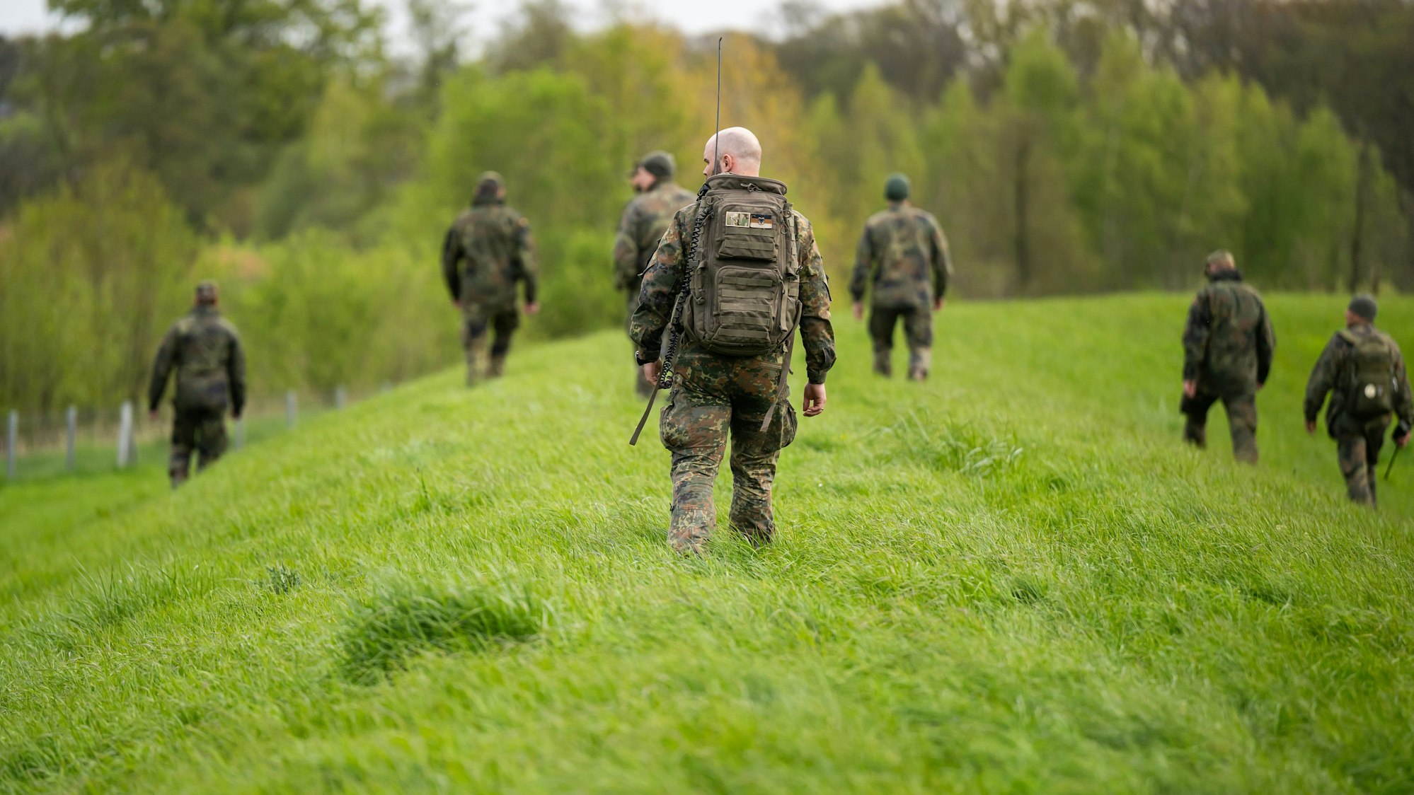 250 Soldaten der Bundeswehr unterstützen die Suche nach dem vermissten sechsjährigen Arian. Das autistische Kind ist seit Montag aus dem niedersächsischen Bremervörde verschwunden.