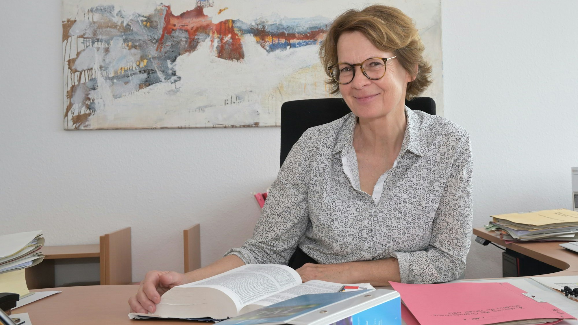 Amtsgerichts-Direktorin Johanna Saul-Krickeberg an ihrem Schreibtisch.
