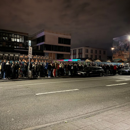 Schlange vor dem Helios37, die Leoniden spielten ein spontanes Gratis-Konzert.