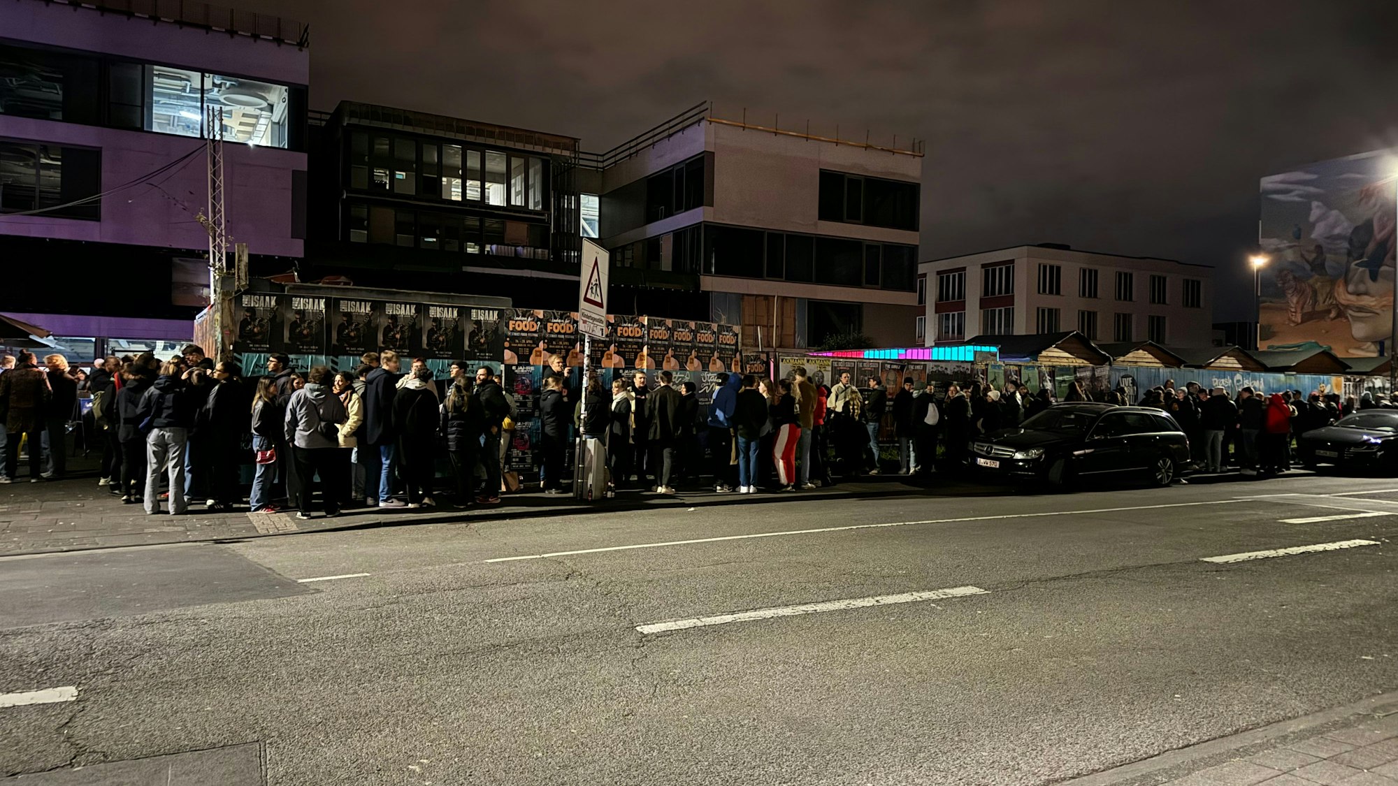 Schlange vor dem Helios37, die Leoniden spielten ein spontanes Gratis-Konzert.