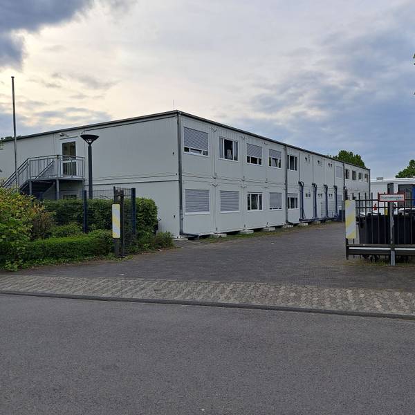 Auf dem Gelände des ehemaligen Mobau-Baumarktes in Niederkassel-Ranzel steht eine zweigeschossige Containeranlage zur Unterbringung von Geflüchteten.