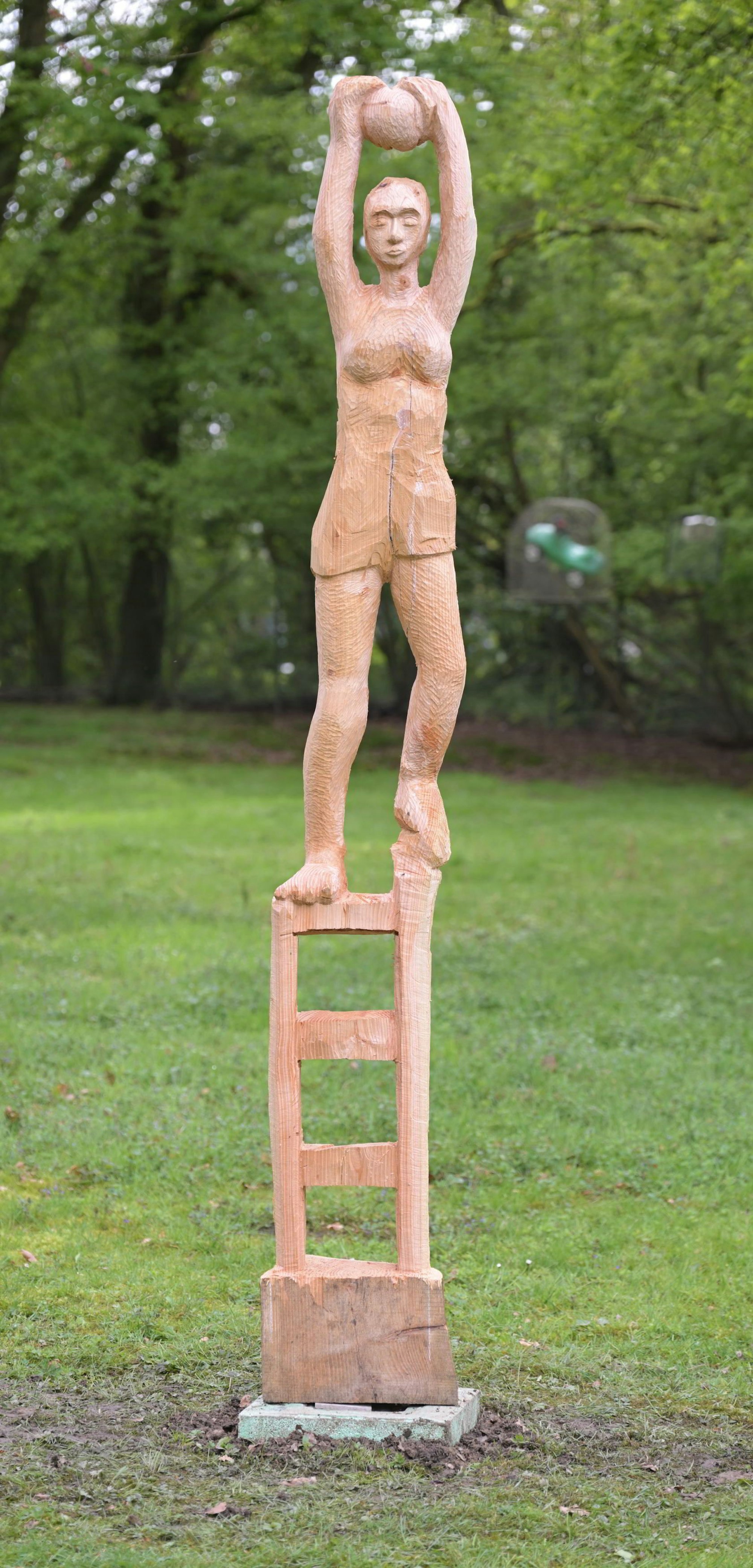 Aus einem Stück gefertigt ist eine Arbeit von Holzbildhauer Dirk Müller im Skulpturengarten Brander Straße in Rösrath.