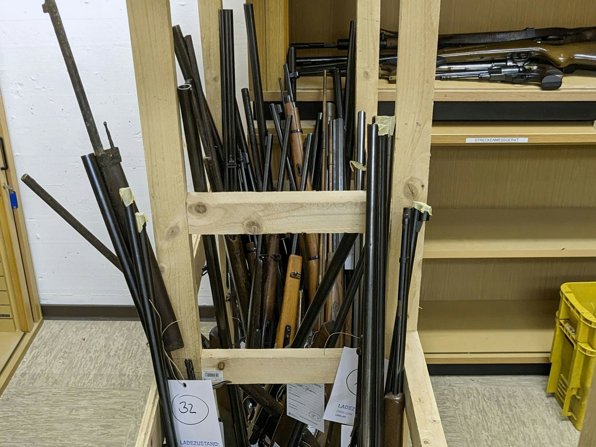 In einem Ständer stehen mehrere Gewehre.