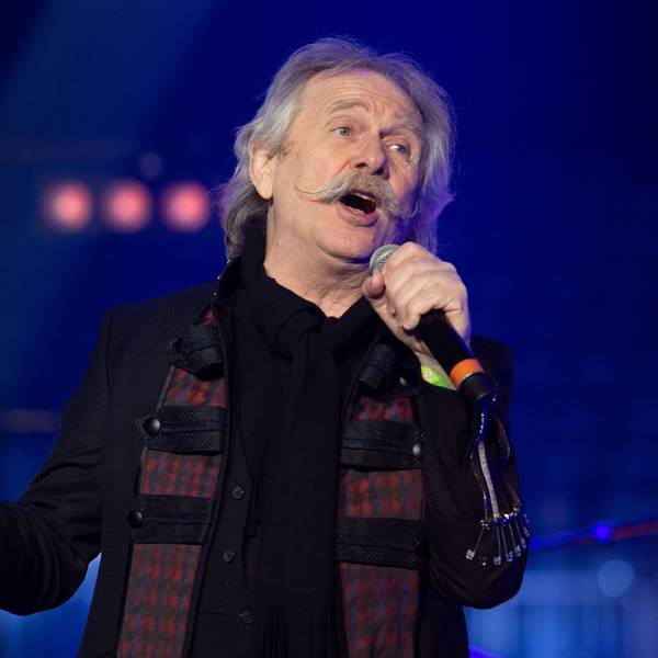 Sänger Henning Krautmacher steht mit seiner Band "Höhner" während des Live-Karnevalsprogramm "Mer looße üch nit allein" in der leeren Lanxess-Arena auf der Bühne.