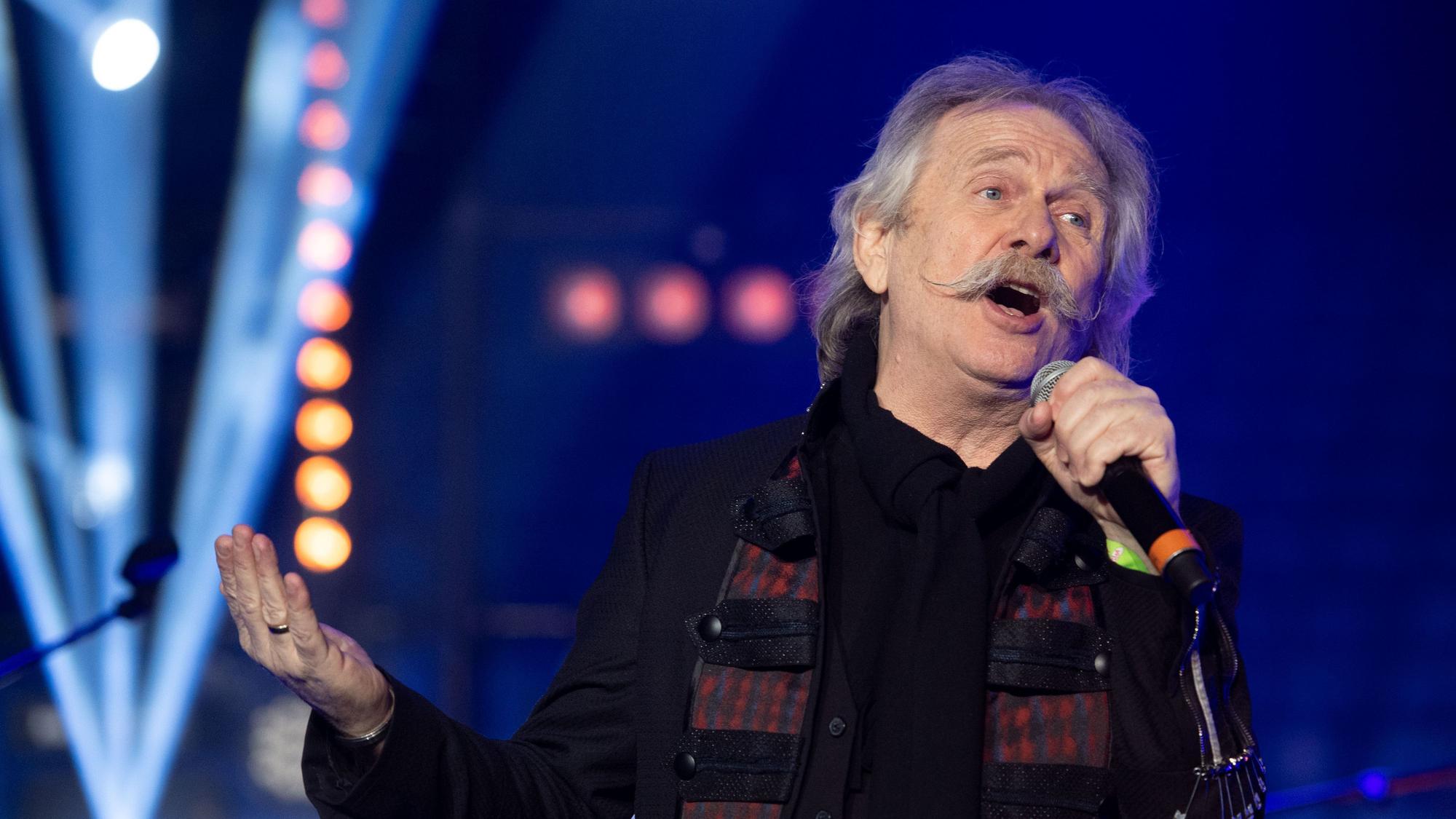 Sänger Henning Krautmacher steht mit seiner Band "Höhner" während des Live-Karnevalsprogramm "Mer looße üch nit allein" in der leeren Lanxess-Arena auf der Bühne.