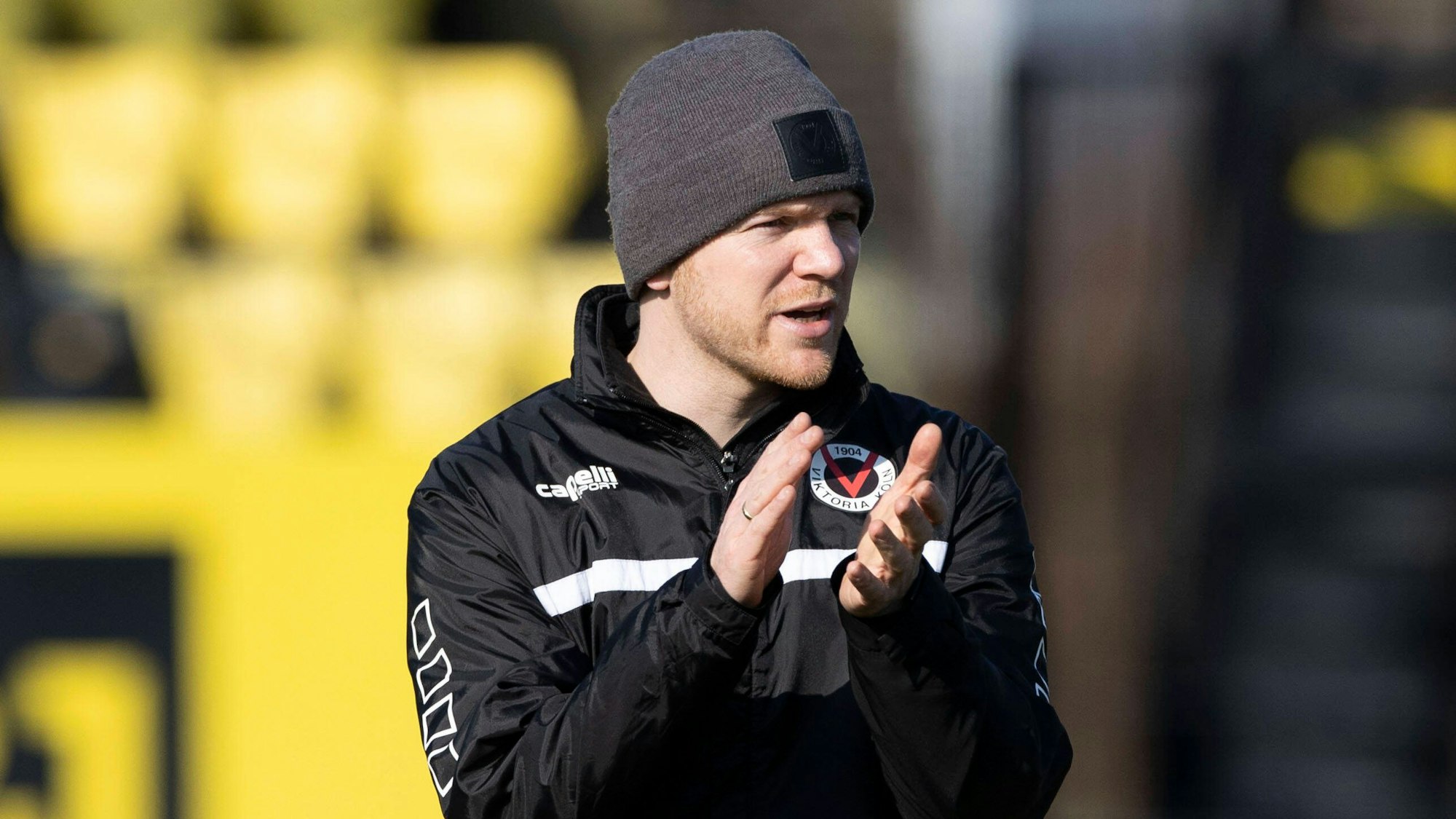 Fußball: U19 Bundesliga West, Saison 2021/2022, 13. Spieltag, Borussia Dortmund - FC Viktoria Köln am 05.03.2022 in Dortmund Nordrhein-Westfalen. Kölns Trainer Marian Wilhelm klatscht in die Hände WICHTIGER HINWEIS: Gemäß den Vorgaben der DFL Deutsche Fußball Liga bzw. des DFB Deutscher Fußball-Bund ist es untersagt, in dem Stadion und/oder vom Spiel angefertigte Fotoaufnahmen in Form von Sequenzbildern und/oder videoähnlichen Fotostrecken zu verwerten bzw. verwerten zu lassen. *** Soccer U19 Bundesliga West, season 2021 2022, 13 match day, Borussia Dortmund FC Viktoria Cologne on 05 03 2022 in Dortmund North Rhine Westphalia Cologne coach Marian Wilhelm claps his hands IMPORTANT NOTE According to the requirements of the DFL German Football League and the DFB German Football Association is prohibited in the stadium and or from the game made photographs in the form of sequence images and or video-like photo series to exploit or exploit to let Copyright: xKirchner/MarcoxSteinbrennerx