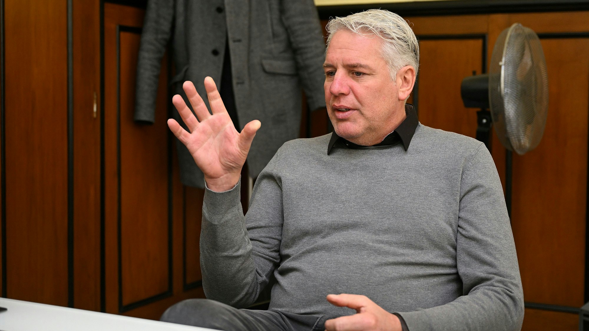 Robert Lennerts sitzt in seinem Büro.