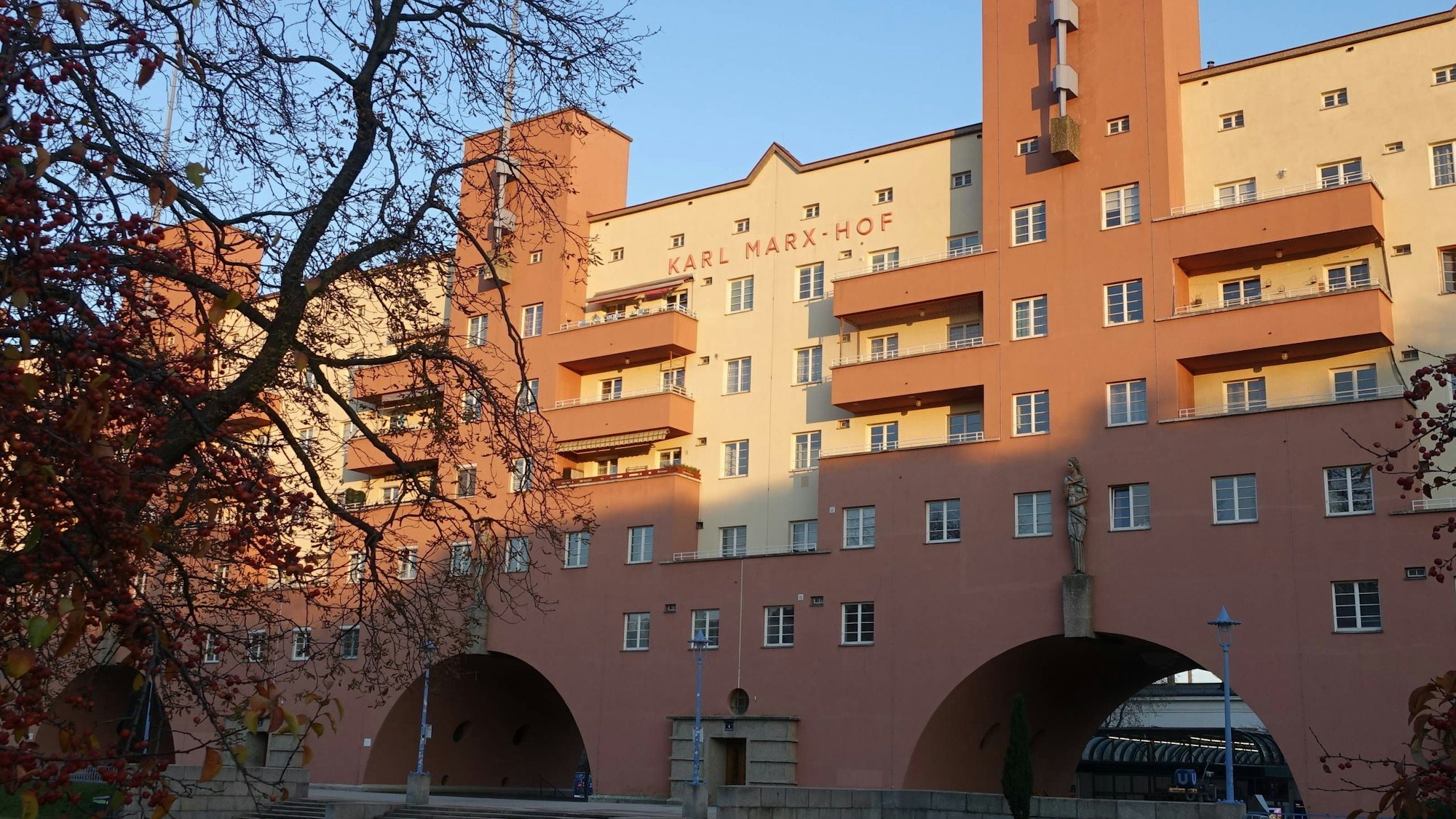 Der Karl-Marx-Hof ist ein Beispiel für sozialen Wohnbau in Wien.