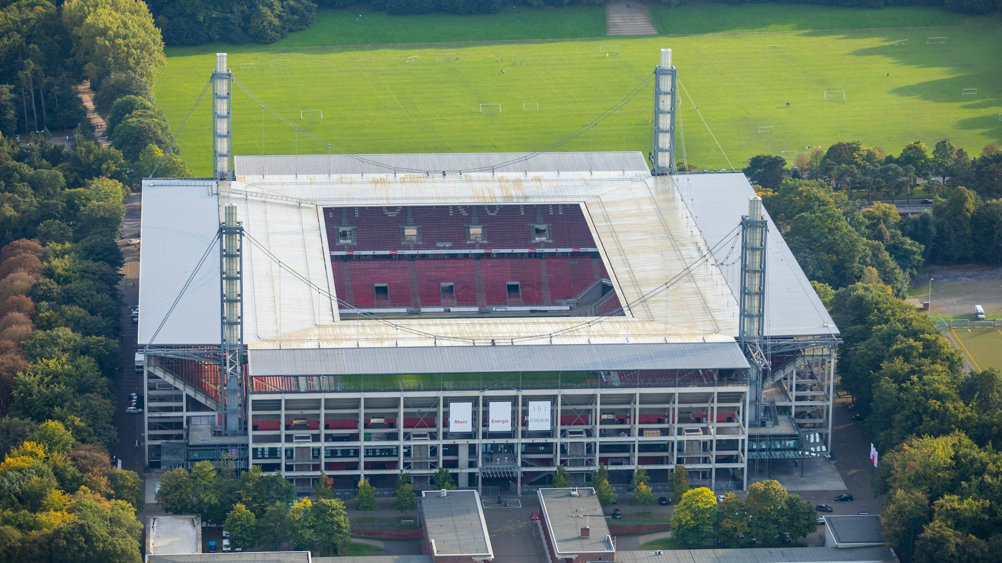Der Blick auf das Rhein-Energie-Stadion von oben.