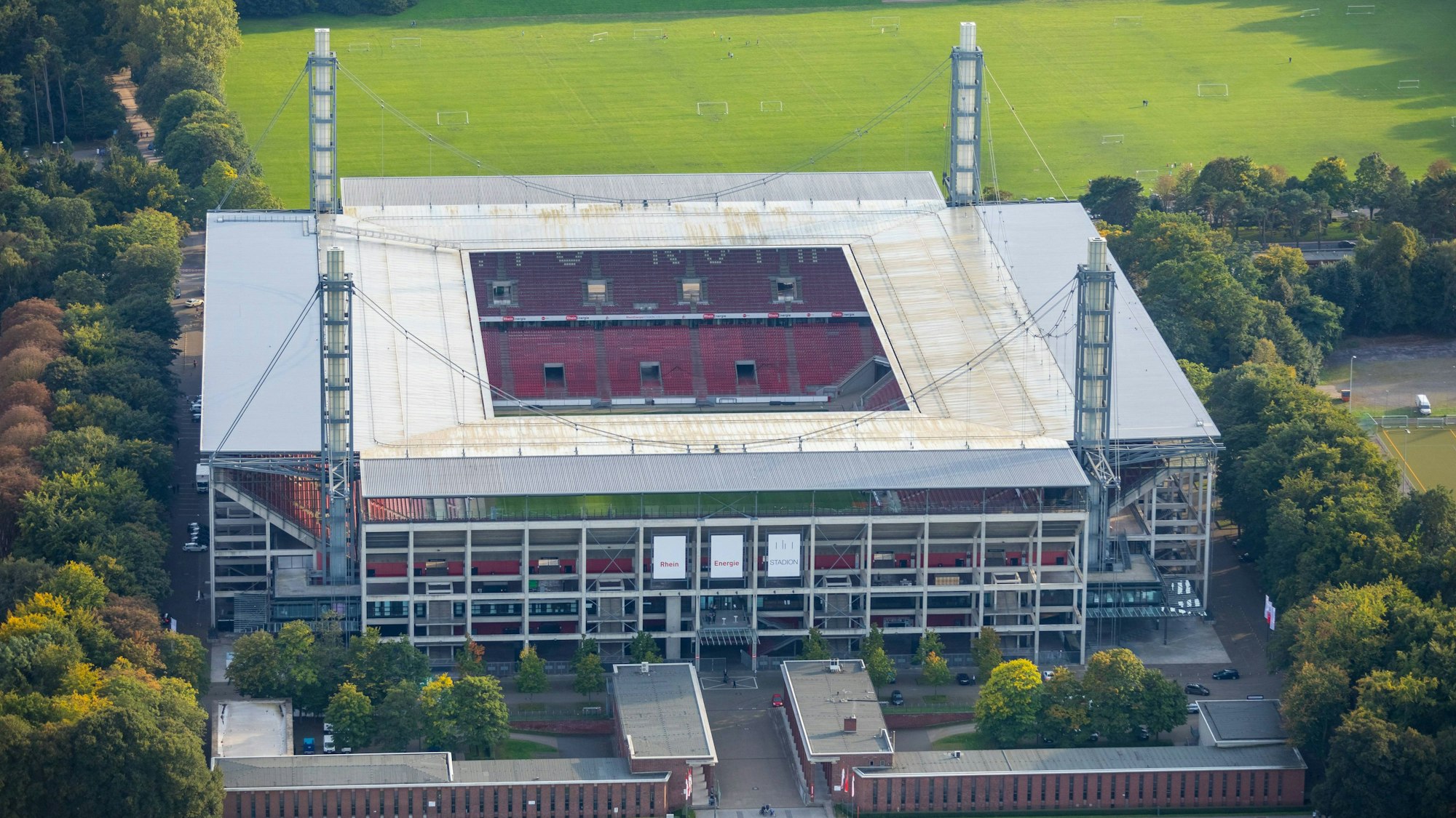 Blick von oben auf das Rhein-Energie-Stadion