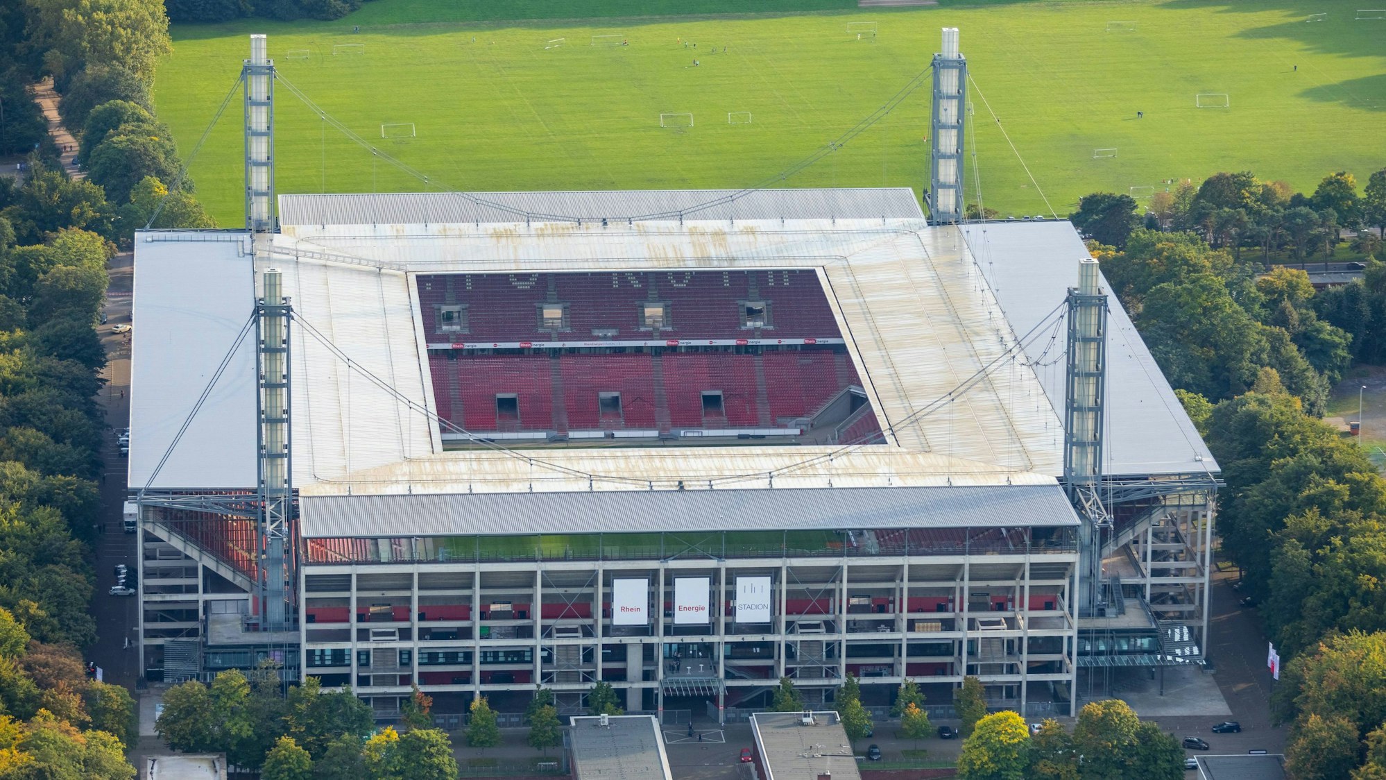 Zu sehen ist das Rhein-Energie-Stadion in Köln aus der Vogelperspektive.