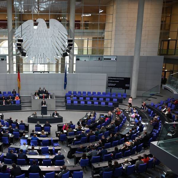 Auf dem Foto ist der Bundestag zu sehen.