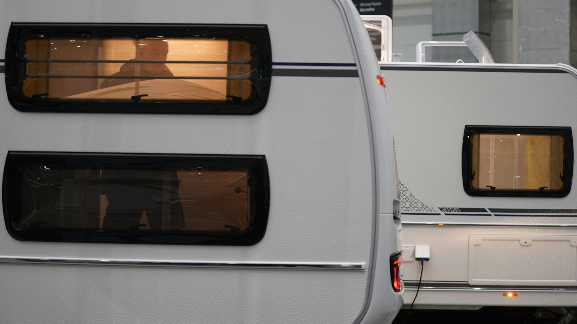 Zwei Wohnwagen stehen hintereinander.