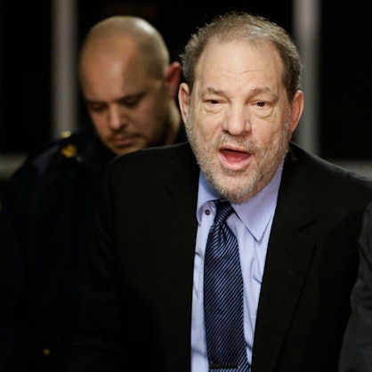 Harvey Weinstein, Filmproduzent aus den USA, antwortet auf Fragen von Journalisten beim Verlassen eines Gerichtssaals nach einer Verhandlung in seinem Prozess wegen Vergewaltigung und sexueller Nötigung.