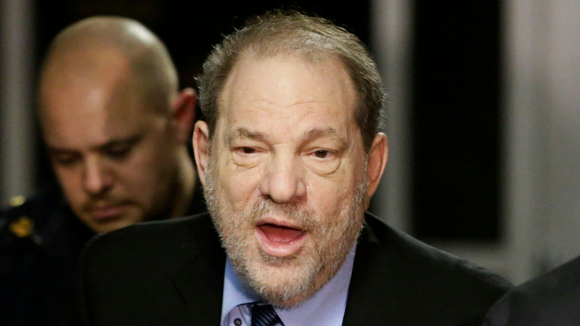 Harvey Weinstein, Filmproduzent aus den USA, antwortet auf Fragen von Journalisten beim Verlassen eines Gerichtssaals nach einer Verhandlung in seinem Prozess wegen Vergewaltigung und sexueller Nötigung.