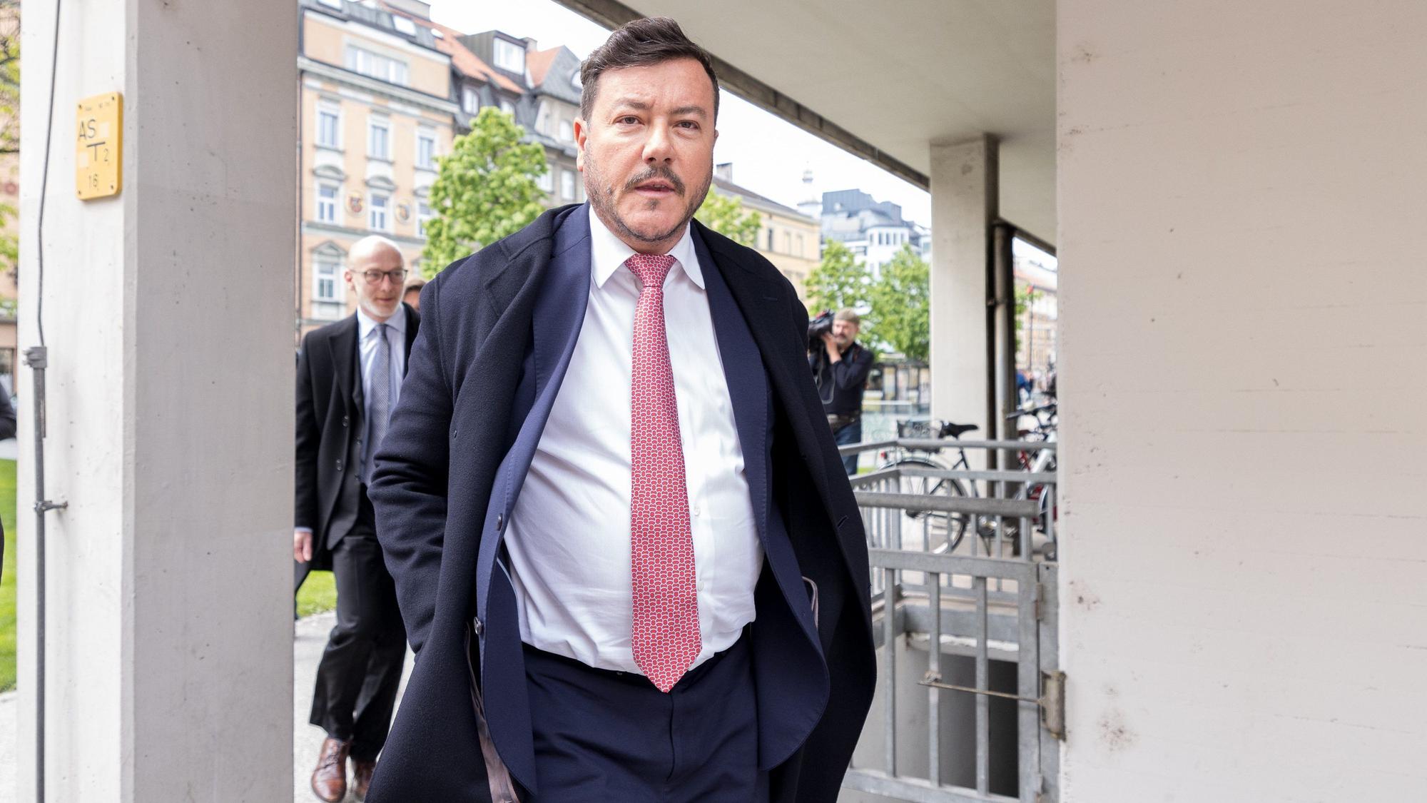 Rene Benko trifft ein während der Signa - Prüfungstagsatzung im Konkursverfahren gegen den Signa-Gründer.
