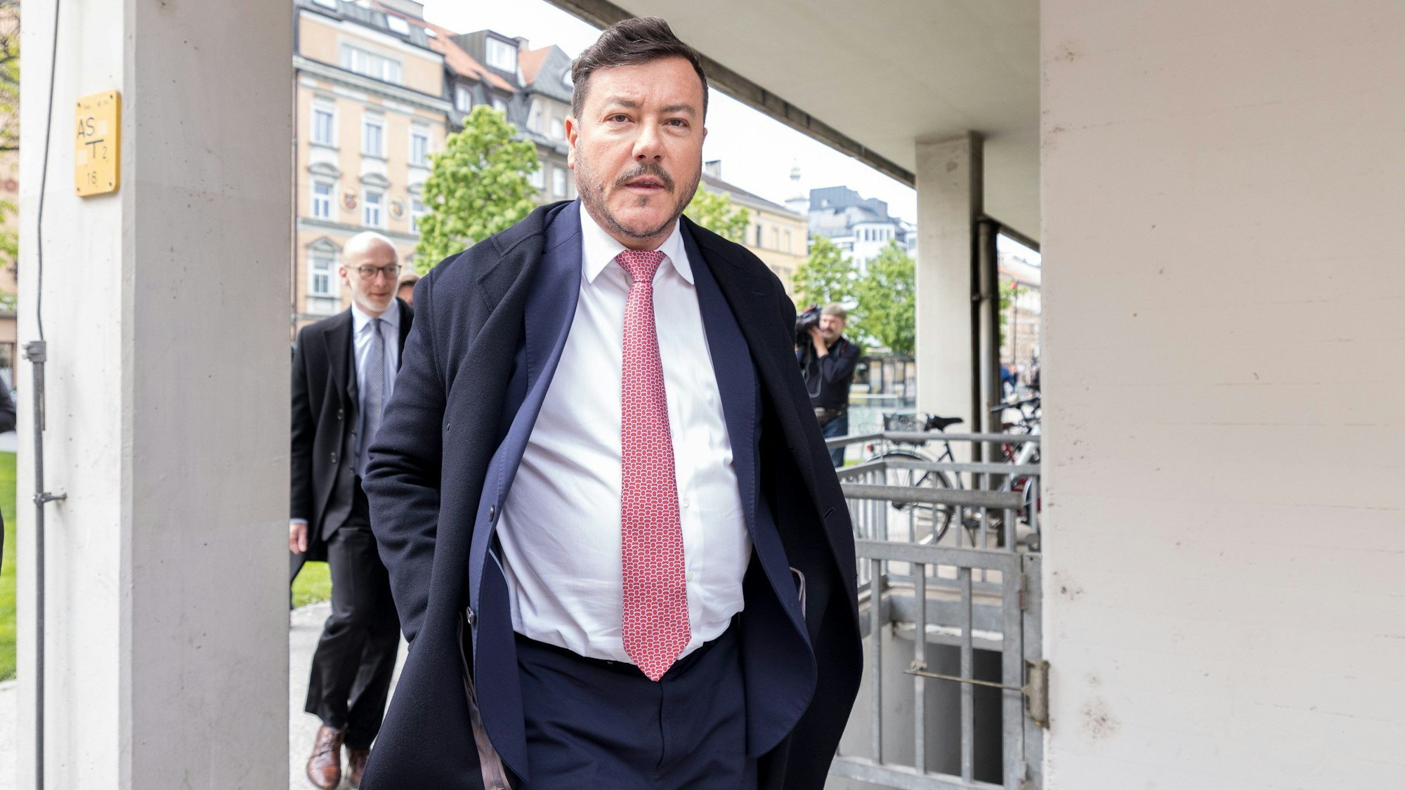 Rene Benko trifft ein während der Signa - Prüfungstagsatzung im Konkursverfahren gegen den Signa-Gründer.