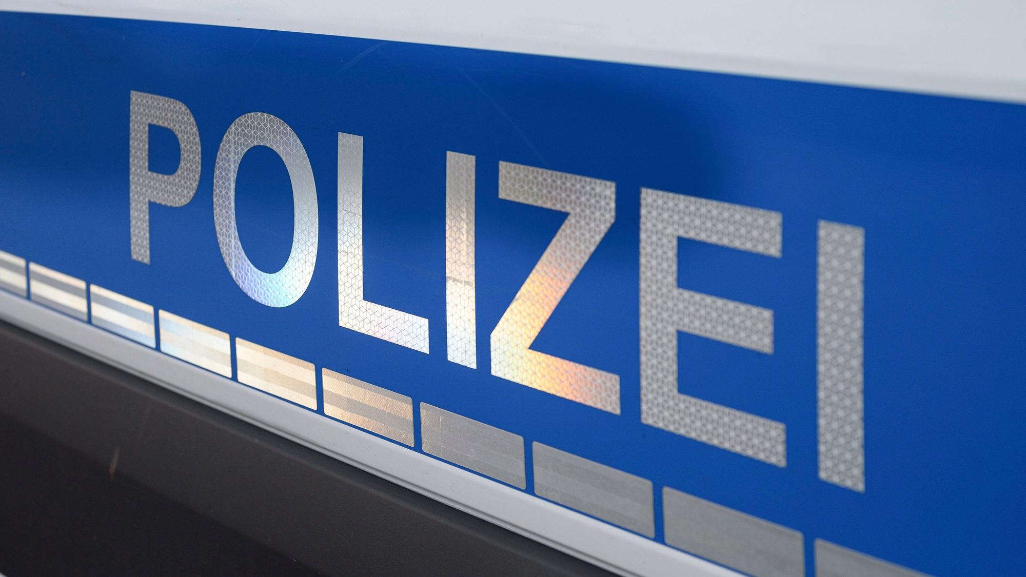 Die Polizei sucht nach Unbekannten, die eine unbekannte Flüssigkeit in Kerpen abgestellt haben. Hier ein Symbolbild