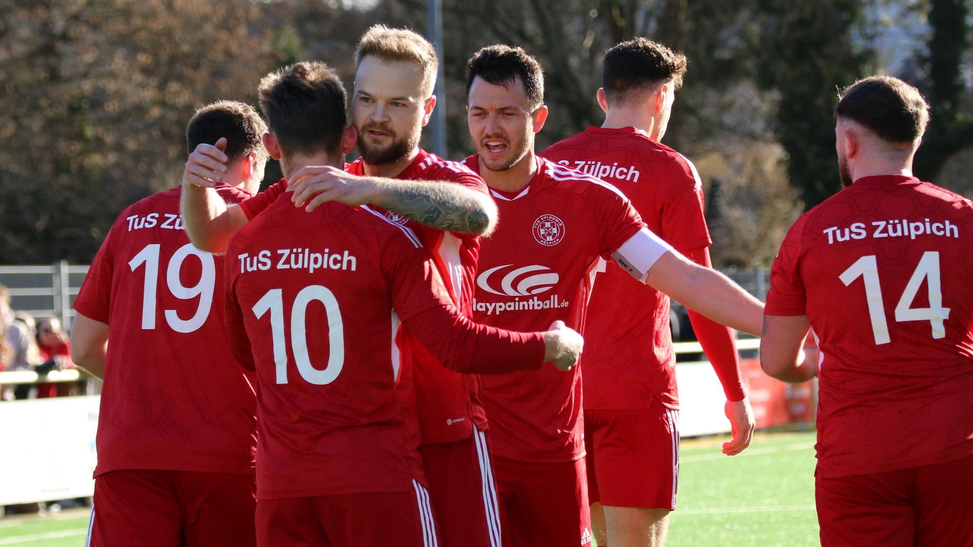 Zülpicher Spieler jubeln nach einem Treffer gegen Nierfeld.