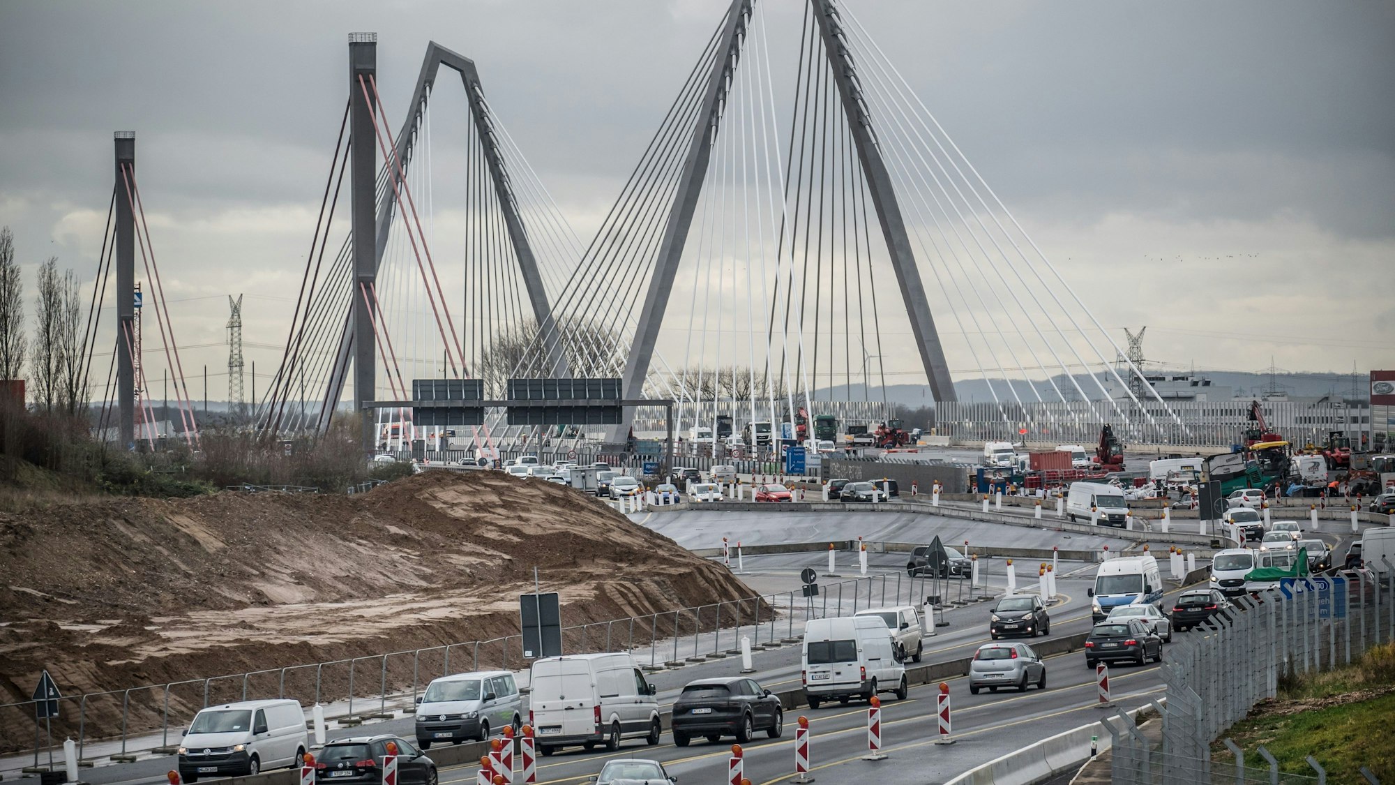 Die alte und die erste neue Leverkusener Brücke. Foto: Ralf Krieger