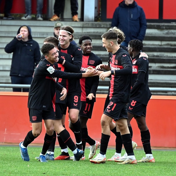 16.12.2023, Fussball-B-Junioren Bundesliga
Bayer 04 Leverkusen-1.FC Köln
Freude nach dem 1:0 für Bayer
links: Torschütze Montrell Culbreath
Foto: Uli Herhaus