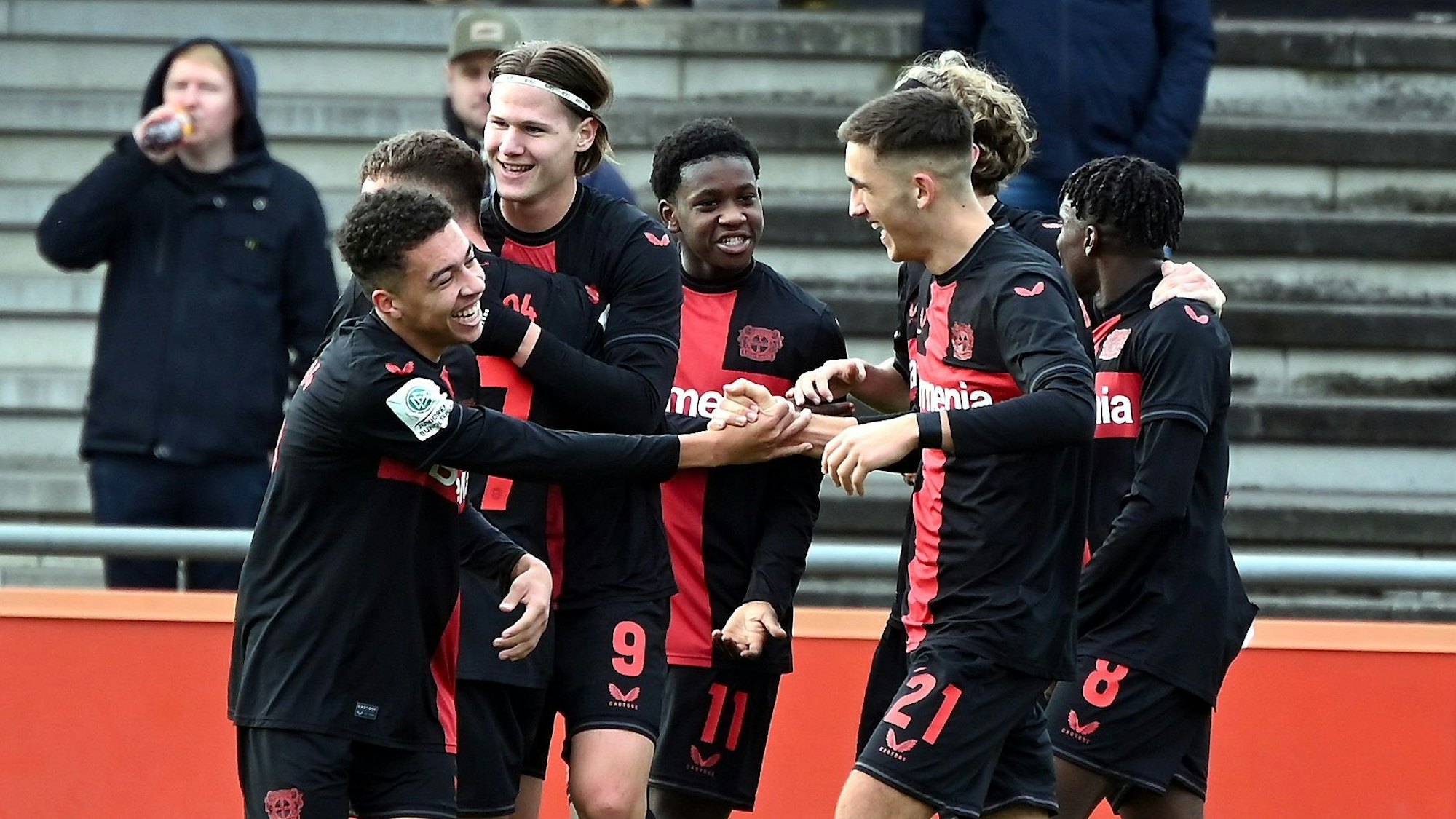 16.12.2023, Fussball-B-Junioren Bundesliga
Bayer 04 Leverkusen-1.FC Köln
Freude nach dem 1:0 für Bayer
links: Torschütze Montrell Culbreath
Foto: Uli Herhaus