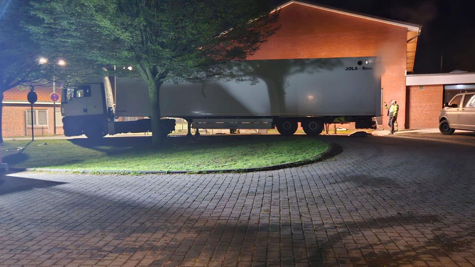 Jo LAngen brachte über Nacht einen Duschcontainer mit 20 Duschplätzen nach .Bremervörde, für die Unterstützung der Suche nach dem vermissten Arian