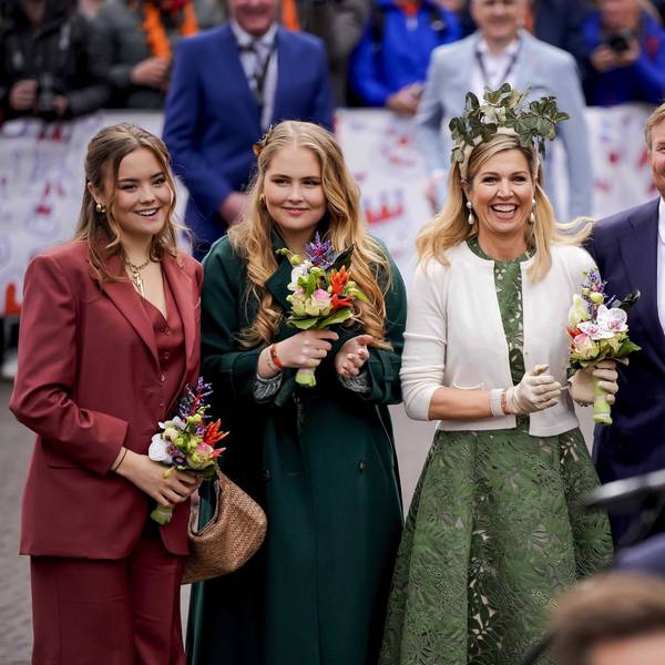 Prinzessin Ariane (l-r), Prinzessin Amalia, Königin Maxima, König Willem-Alexander und Prinzessin Alexia von den Niederlanden stehen während des Koningsdags zusammen.