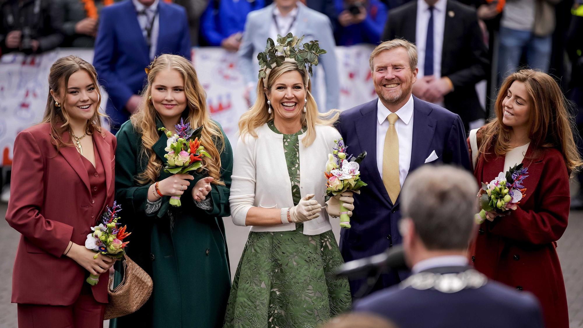 Prinzessin Ariane (l-r), Prinzessin Amalia, Königin Máxima, König Willem-Alexander und Prinzessin Alexia von den Niederlanden stehen zusammen während des Königstags. Die königliche Familie und Mitglieder der königlichen Familie unternehmen einen Rundgang durch die Stadt in der Provinz Drenthe.