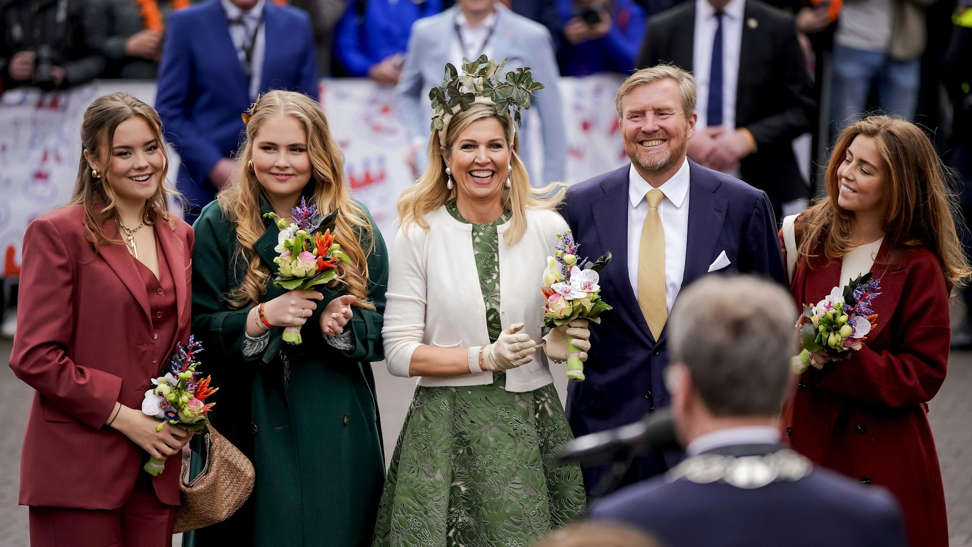 Prinzessin Ariane (l-r), Prinzessin Amalia, Königin Máxima, König Willem-Alexander und Prinzessin Alexia von den Niederlanden stehen zusammen während des Königstags. Die königliche Familie und Mitglieder der königlichen Familie unternehmen einen Rundgang durch die Stadt in der Provinz Drenthe.