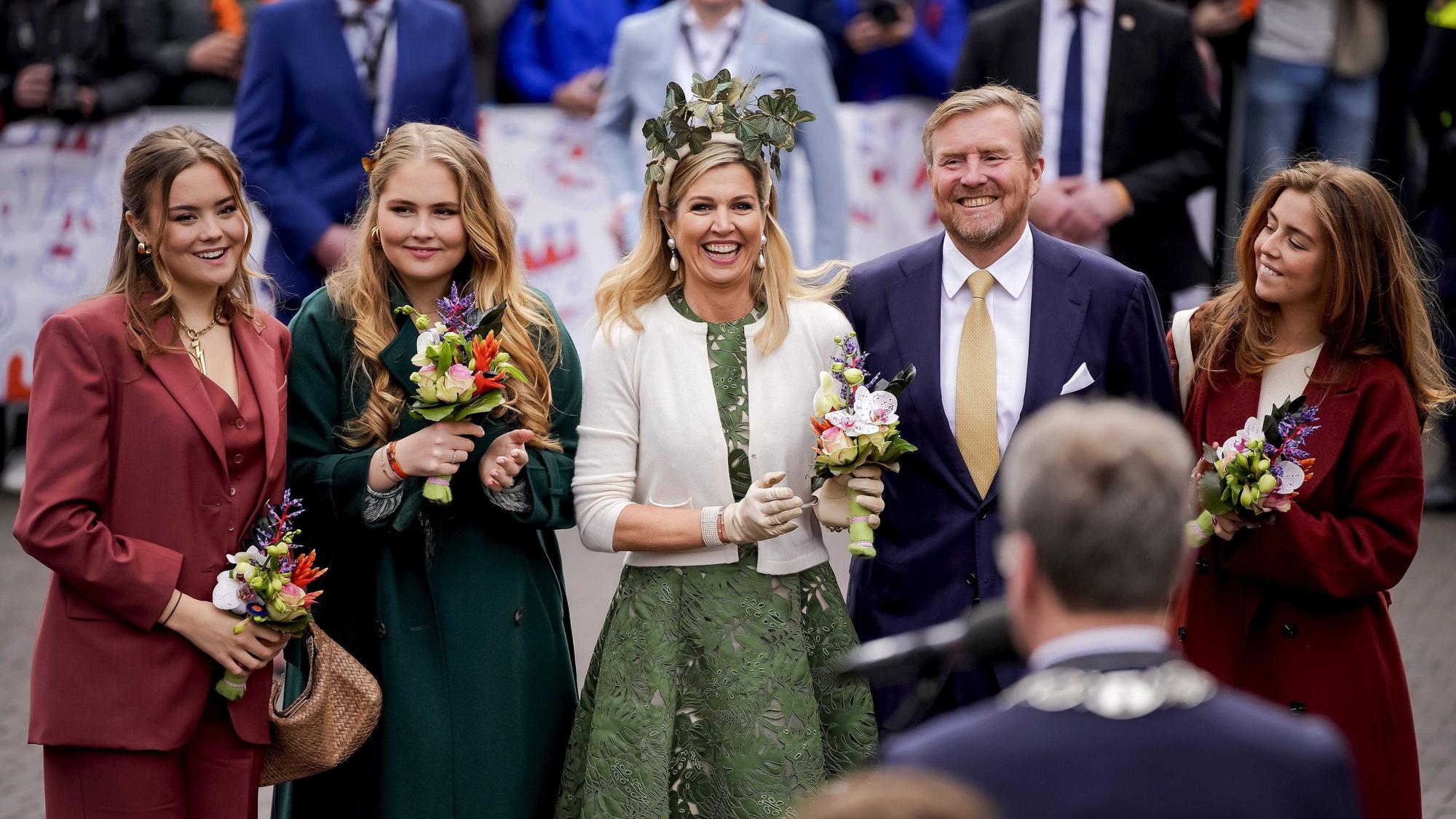 Prinzessin Ariane (l-r), Prinzessin Amalia, Königin Maxima, König Willem-Alexander und Prinzessin Alexia von den Niederlanden stehen während des Koningsdags zusammen.