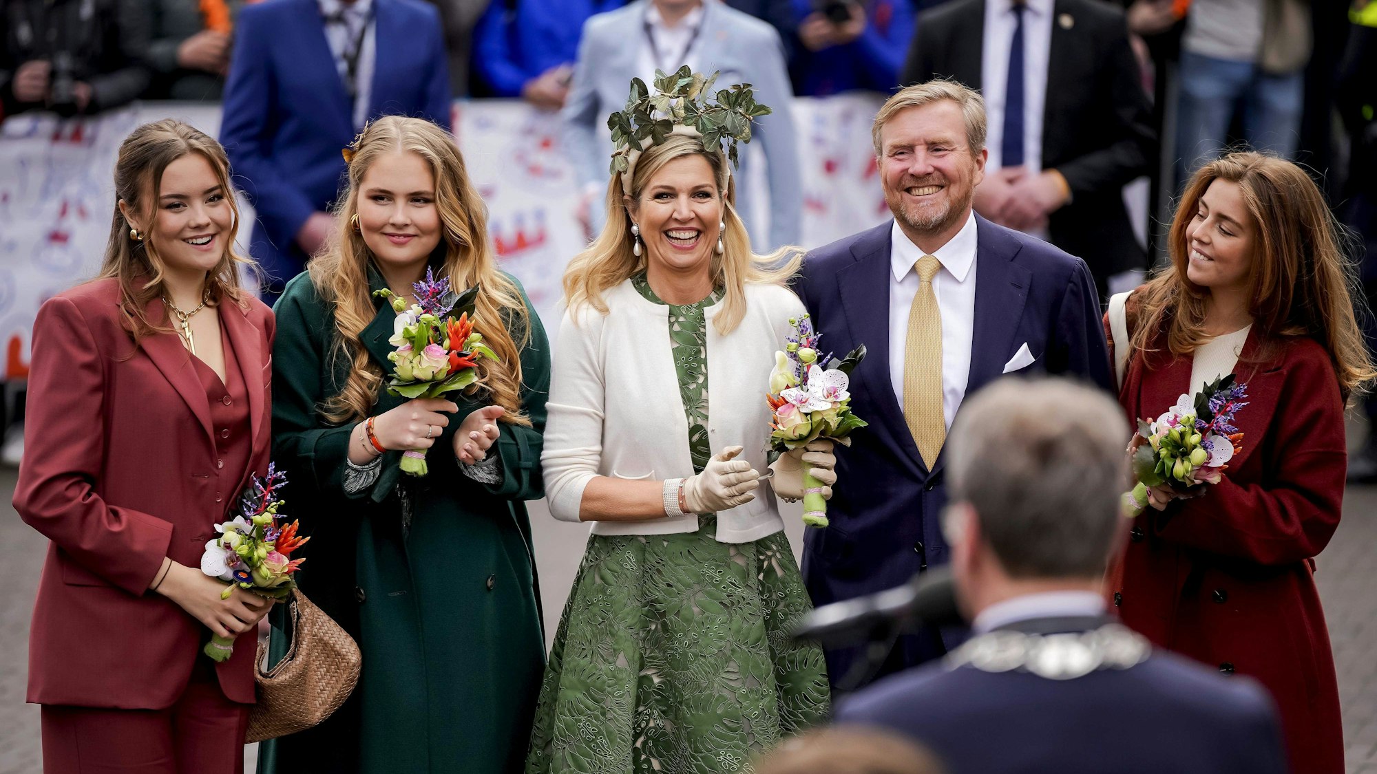 Prinzessin Ariane (l-r), Prinzessin Amalia, Königin Maxima, König Willem-Alexander und Prinzessin Alexia von den Niederlanden stehen während des Koningsdags zusammen.