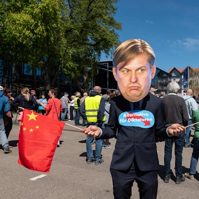 Protest mit einer Krah-Maske gegen den AfD-Wahlkampfauftakt am Samstag (27. April) in Donaueschingen.