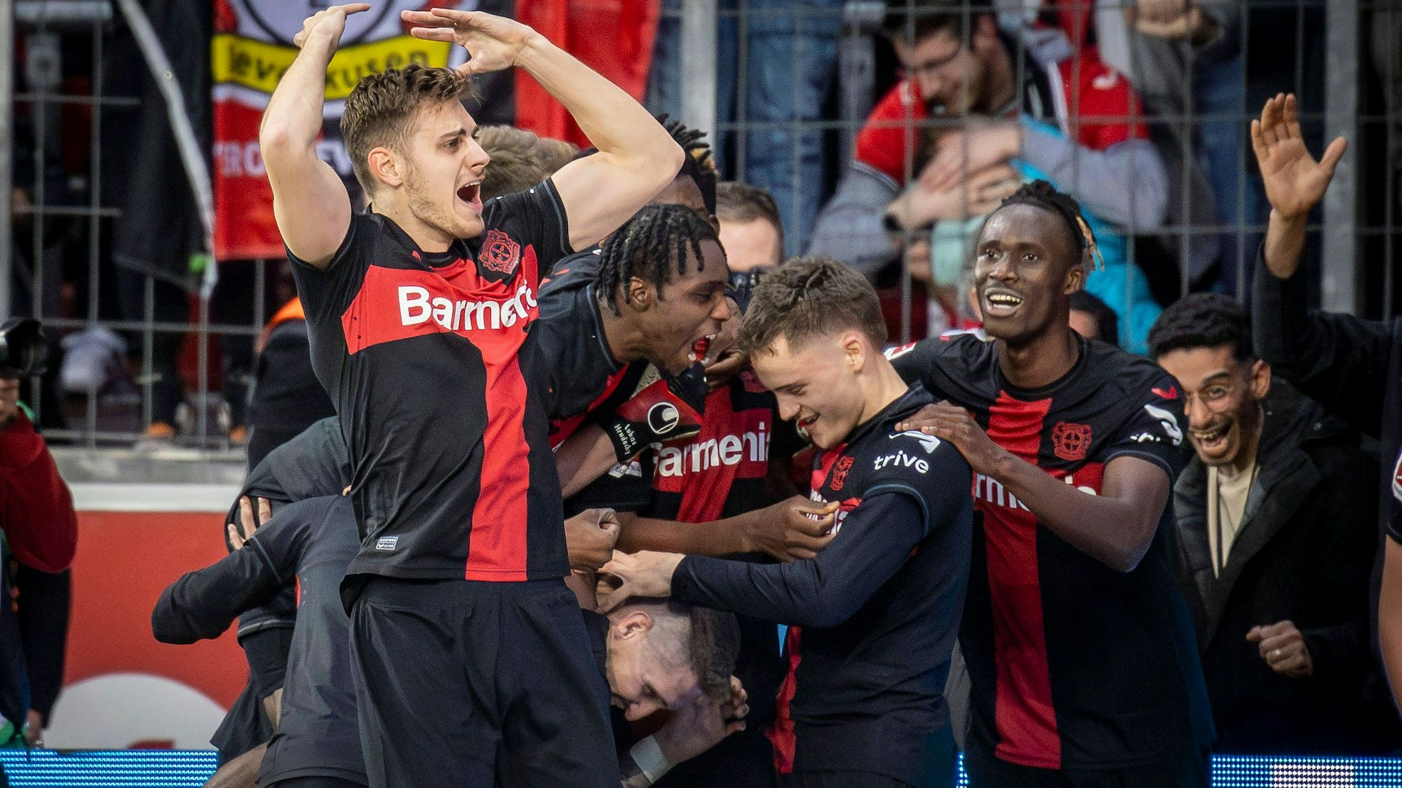 1. Fußball-Bundesliga: Bayer 04 Leverkusen - VfB Stuttgart, 27.04.2024 Bayer 04 Leverkusen gleicht in der Nachspielzeit zum 2:2 us: Torjubel um Robert Andrich Bayer 04 Leverkusen, 8 Leverkusen, 27.04.2024 - 31. Spieltag der 1. Fussball-Bundesliga: Bayer 04 Leverkusen - VfB Stuttgart in der BayArena in Leverkusen. DFL REGULATIONS PROHIBIT ANY USE OF PHOTOGRAPHS AS IMAGE SEQUENCES AND/OR QUASI-VIDEO. *** 1 Soccer Bundesliga Bayer 04 Leverkusen VfB Stuttgart, 27 04 2024 Bayer 04 Leverkusen equalizes in stoppage time to 2 2 us Goal celebration around Robert Andrich Bayer 04 Leverkusen, 8 Leverkusen, 27 04 2024 31 Matchday 1 Soccer Bundesliga Bayer 04 Leverkusen VfB Stuttgart at the BayArena in Leverkusen DFL REGULATIONS PROHIBIT ANY USE OF PHOTOGRAPHS AS IMAGE SEQUENCES AND OR QUASI VIDEO Copyright: xBEAUTIFULxSPORTS/AxelxKohringx