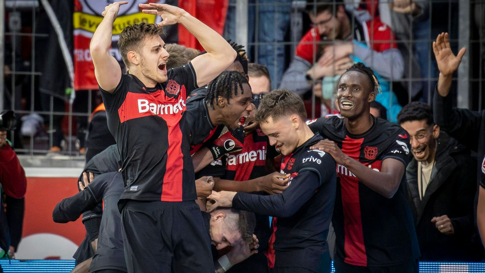 1. Fußball-Bundesliga: Bayer 04 Leverkusen - VfB Stuttgart, 27.04.2024 Bayer 04 Leverkusen gleicht in der Nachspielzeit zum 2:2 us: Torjubel um Robert Andrich Bayer 04 Leverkusen, 8 Leverkusen, 27.04.2024 - 31. Spieltag der 1. Fussball-Bundesliga: Bayer 04 Leverkusen - VfB Stuttgart in der BayArena in Leverkusen. DFL REGULATIONS PROHIBIT ANY USE OF PHOTOGRAPHS AS IMAGE SEQUENCES AND/OR QUASI-VIDEO. *** 1 Soccer Bundesliga Bayer 04 Leverkusen VfB Stuttgart, 27 04 2024 Bayer 04 Leverkusen equalizes in stoppage time to 2 2 us Goal celebration around Robert Andrich Bayer 04 Leverkusen, 8 Leverkusen, 27 04 2024 31 Matchday 1 Soccer Bundesliga Bayer 04 Leverkusen VfB Stuttgart at the BayArena in Leverkusen DFL REGULATIONS PROHIBIT ANY USE OF PHOTOGRAPHS AS IMAGE SEQUENCES AND OR QUASI VIDEO Copyright: xBEAUTIFULxSPORTS/AxelxKohringx