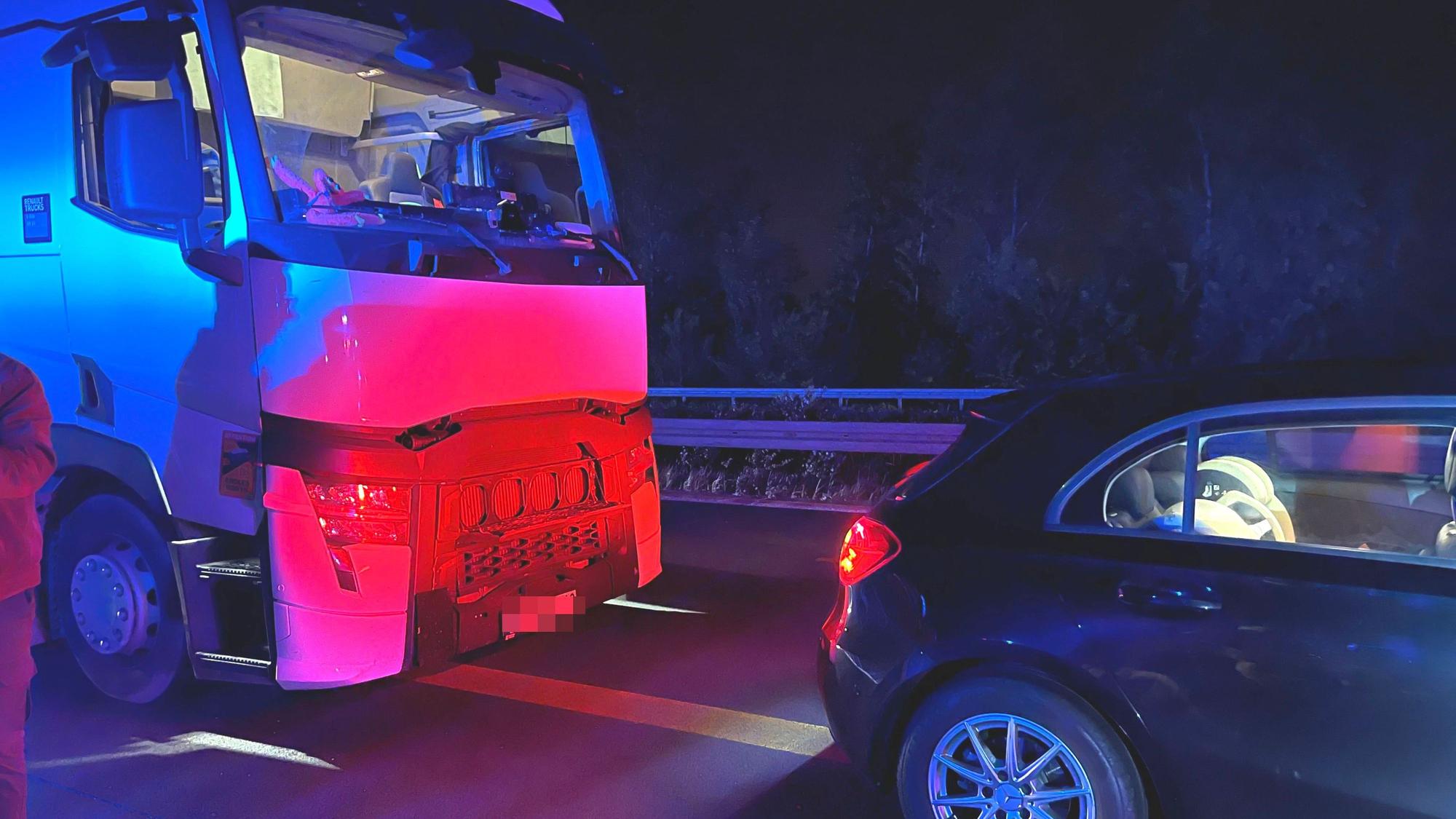 Auf der A 3 ist eine 30 Jahre alte Frau verletzt worden, nachdem ein Lastwagen von hinten auffuhr. Doch sie hatte unvermittelt gebremst und den Unfall ausgelöst.