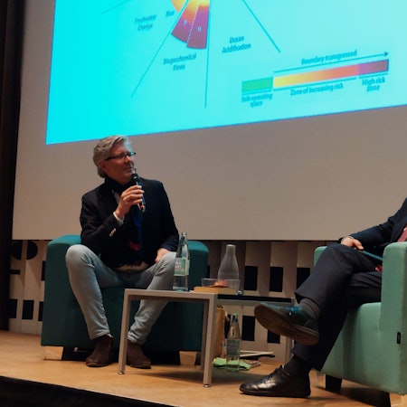 Er prangert die Menschen hinter den Großkonzernen an: Autor Martin Häusler (l.) bei der Buchpremiere im Gespräch mit Martin Schulz.