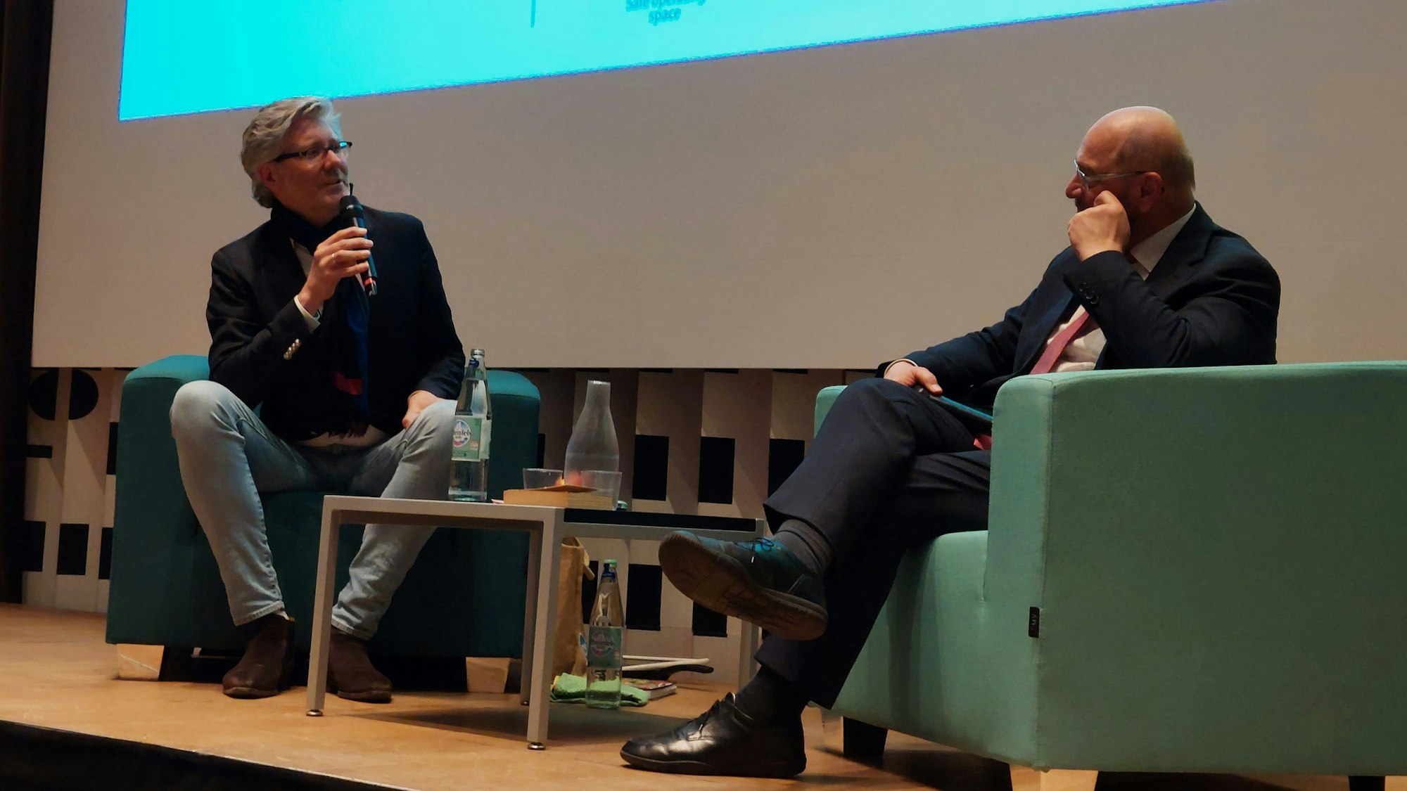 Er prangert die Menschen hinter den Großkonzernen an: Autor Martin Häusler (l.) bei der Buchpremiere im Gespräch mit Martin Schulz.